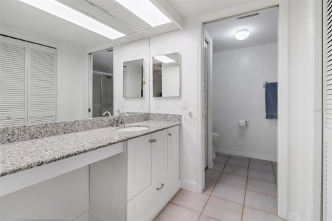 Condo in Naples, Florida, 2 bedrooms  № 1285261 - photo 16