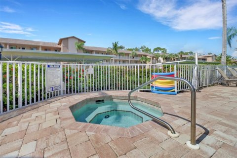 Condo in Naples, Florida, 2 bedrooms  № 1285261 - photo 30