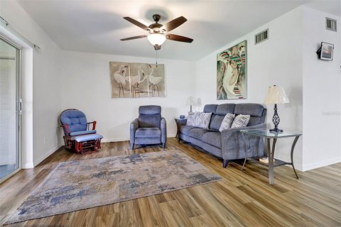 Condo in Naples, Florida, 2 bedrooms  № 1285261 - photo 11