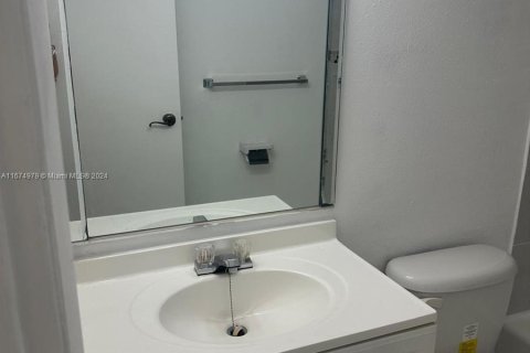 Condominio en alquiler en Hialeah, Florida, 1 dormitorio, 82.03 m2 № 1398479 - foto 6