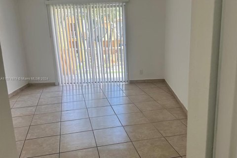 Condominio en alquiler en Hialeah, Florida, 1 dormitorio, 82.03 m2 № 1398479 - foto 8