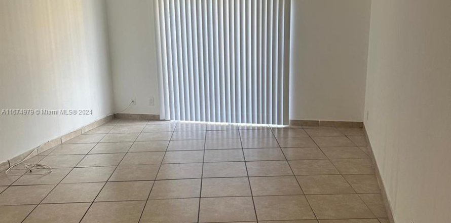 Condominio en Hialeah, Florida, 1 dormitorio  № 1398479