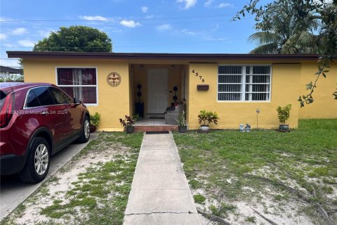 House in Miami, Florida 4 bedrooms, 121.33 sq.m. № 1269740 - photo 1