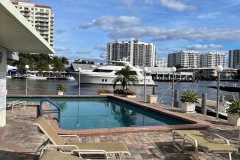 Condo in Fort Lauderdale, Florida, 1 bedroom  № 1101134 - photo 2