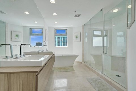 Condominio en venta en North Miami Beach, Florida, 2 dormitorios, 155.15 m2 № 1362272 - foto 15