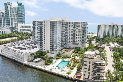 Copropriété à vendre à Hollywood, Floride: 2 chambres, 123.84 m2 № 1367551 - photo 1