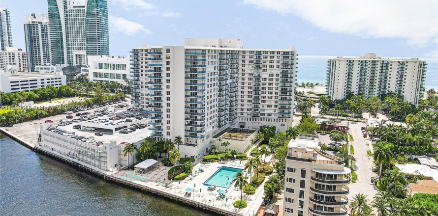 Condominio en Hollywood, Florida, 2 dormitorios  № 1367551