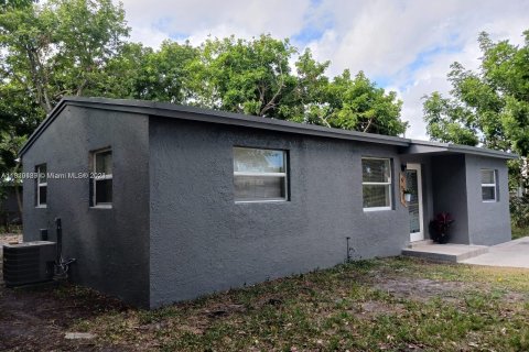 House in Lauderhill, Florida 3 bedrooms, 74.88 sq.m. № 1289076 - photo 3