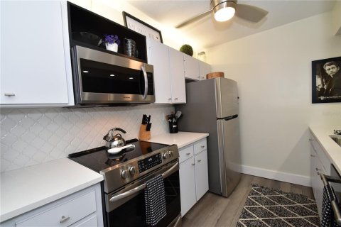 Condo in Sarasota, Florida, 2 bedrooms  № 214792 - photo 2