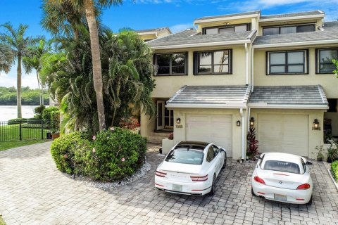 Townhouse in Highland Beach, Florida 3 bedrooms, 213.68 sq.m. № 1100877 - photo 26