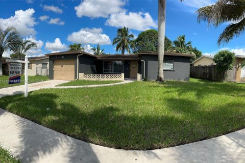 House in Margate, Florida 3 bedrooms, 116.41 sq.m. № 1367607 - photo 1