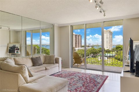 Condo in Miami, Florida, 2 bedrooms  № 1362178 - photo 3