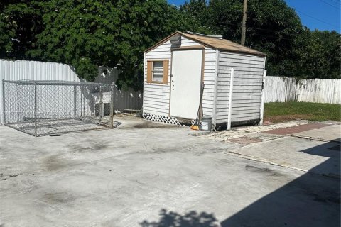 Casa en venta en Hialeah, Florida, 6 dormitorios, 195.47 m2 № 1391507 - foto 27