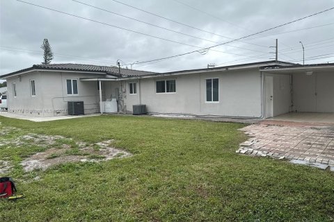 Casa en venta en Hialeah, Florida, 6 dormitorios, 195.47 m2 № 1391507 - foto 4