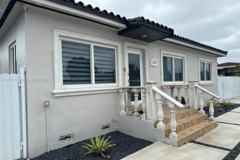 Casa en venta en Hialeah, Florida, 6 dormitorios, 195.47 m2 № 1391507 - foto 1