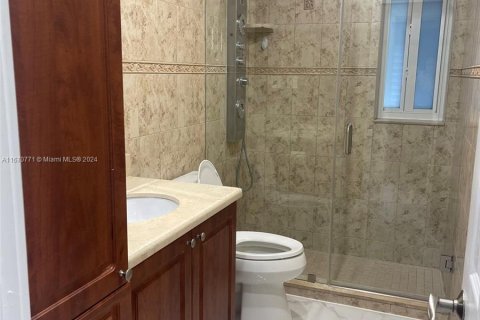 Casa en venta en Hialeah, Florida, 6 dormitorios, 195.47 m2 № 1391507 - foto 16