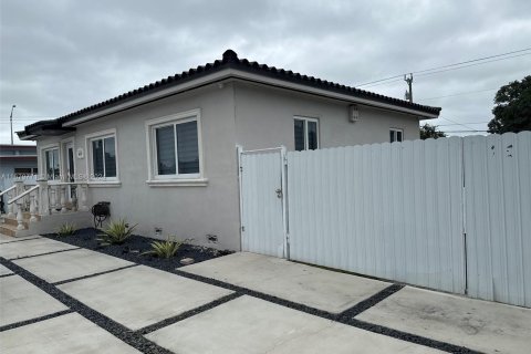 Casa en venta en Hialeah, Florida, 6 dormitorios, 195.47 m2 № 1391507 - foto 3