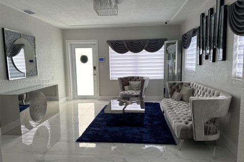 House in Hialeah, Florida 6 bedrooms, 195.47 sq.m. № 1391507 - photo 6