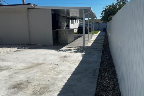 Casa en venta en Hialeah, Florida, 6 dormitorios, 195.47 m2 № 1391507 - foto 28