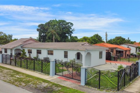 House in Hialeah, Florida 4 bedrooms № 1391506 - photo 1