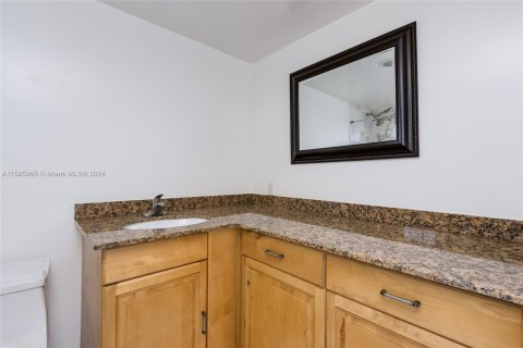 Condo in Hollywood, Florida, 2 bedrooms  № 1172796 - photo 18