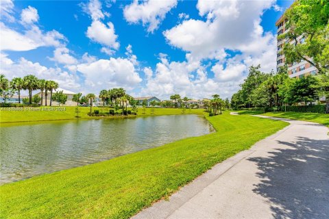 Copropriété à vendre à Hollywood, Floride: 2 chambres, 92.16 m2 № 1172796 - photo 23