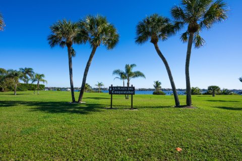 Condo in Stuart, Florida, 2 bedrooms  № 984389 - photo 1