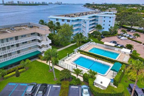 Copropriété à vendre à North Palm Beach, Floride: 2 chambres, 104.98 m2 № 972783 - photo 1