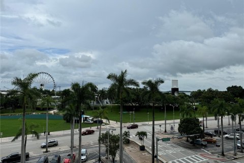 Condo in Miami, Florida, 1 bedroom  № 1402688 - photo 5