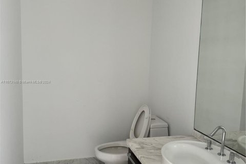 Condo in Miami, Florida, 1 bedroom  № 1402688 - photo 10