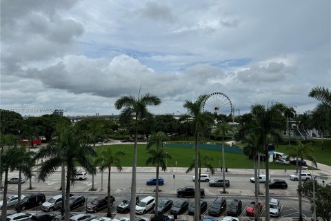 Condo in Miami, Florida, 1 bedroom  № 1402688 - photo 4