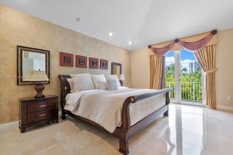 Villa ou maison à vendre à Aventura, Floride: 4 chambres, 239.87 m2 № 57793 - photo 16