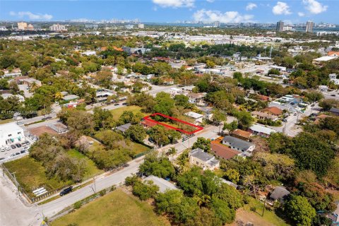 Propiedad comercial en venta en Miami, Florida № 1098165 - foto 2