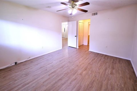 Condo in Seminole, Florida, 2 bedrooms  № 1314647 - photo 9