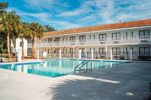 Hotel en venta en Kissimmee, Florida, 1 dormitorio № 1134684 - foto 1