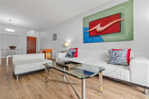 Condo in Hollywood, Florida, 1 bedroom  № 1367092 - photo 25