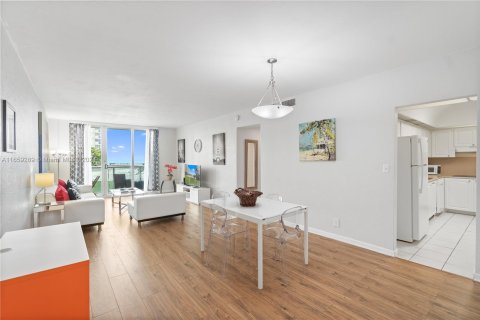 Condo in Hollywood, Florida, 1 bedroom  № 1367092 - photo 7