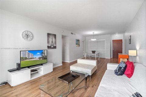 Condo in Hollywood, Florida, 1 bedroom  № 1367092 - photo 10