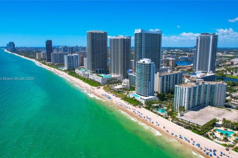 Condo in Hollywood, Florida, 1 bedroom  № 1367092 - photo 1