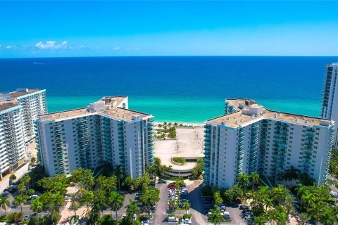 Condo in Hollywood, Florida, 1 bedroom  № 1367092 - photo 2