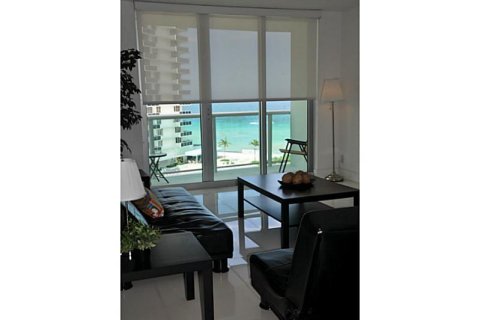 Condominio en alquiler en Hollywood, Florida, 2 dormitorios, 114.83 m2 № 6516 - foto 3