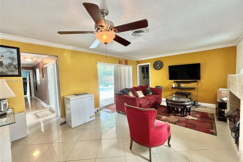 House in Miramar, Florida 3 bedrooms, 137.68 sq.m. № 1364858 - photo 9