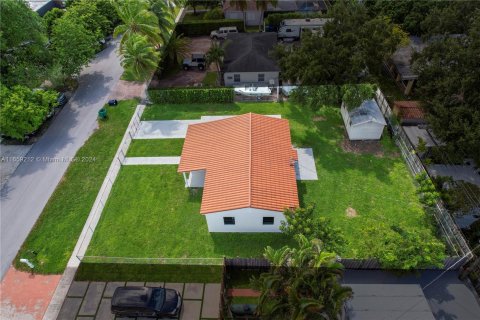 House in Miami, Florida 3 bedrooms, 86.96 sq.m. № 1362745 - photo 26