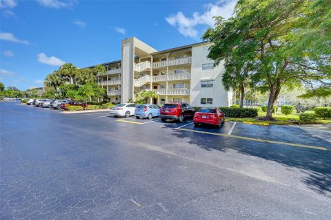 Condo in Coconut Creek, Florida, 2 bedrooms  № 1136470 - photo 1