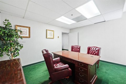 Commercial property in Miami, Florida № 1272378 - photo 25