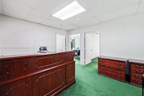 Commercial property in Miami, Florida № 1272378 - photo 12