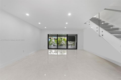 Adosado en venta en Miami Lakes, Florida, 4 dormitorios, 204.85 m2 № 1399162 - foto 5