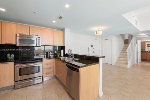 Condo in Miami, Florida, 2 bedrooms  № 1399118 - photo 7