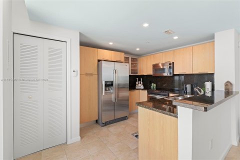 Condo in Miami, Florida, 2 bedrooms  № 1399118 - photo 5