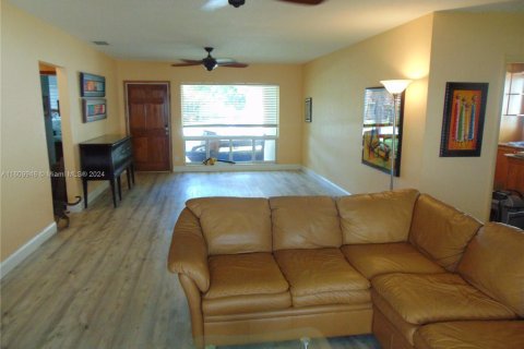 House in Hollywood, Florida 2 bedrooms, 133.78 sq.m. № 1232044 - photo 11